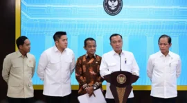 Mensesneg Prasetyo Hadi memberikan keterangan pers di Kompleks Istana Kepresidenan Jakarta pada Selasa (10/6/2025). (Foto: BPMI Setpres)