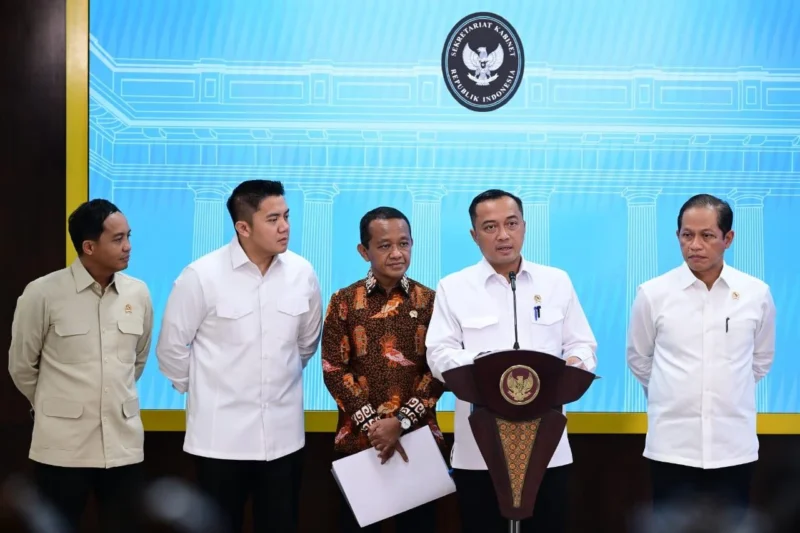 Mensesneg Prasetyo Hadi memberikan keterangan pers di Kompleks Istana Kepresidenan Jakarta pada Selasa (10/6/2025). (Foto: BPMI Setpres)