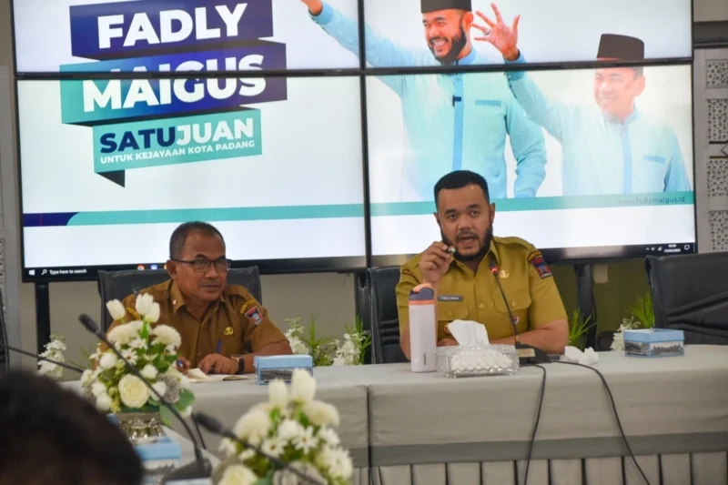 Wali Kota Padang Fadly Amran memimpin rapat penataan kawasan tersebut di Gedung Putih Rumah Dinas Wali Kota, Selasa (24/6/2025). (Foto: Prokopim Padang)