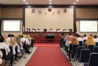 Sekdako Payakumbuh, Rida Ananda memimpin rapat koordinasi pengelolaan sampah bersama seluruh kepala sekolah dari TK hingga SMA di Aula Ngalau, Rabu (18/6/2025). (Foto: Pemko Payakumbuh)