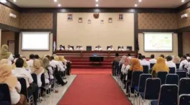 Sekdako Payakumbuh, Rida Ananda memimpin rapat koordinasi pengelolaan sampah bersama seluruh kepala sekolah dari TK hingga SMA di Aula Ngalau, Rabu (18/6/2025). (Foto: Pemko Payakumbuh)