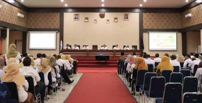 Sekdako Payakumbuh, Rida Ananda memimpin rapat koordinasi pengelolaan sampah bersama seluruh kepala sekolah dari TK hingga SMA di Aula Ngalau, Rabu (18/6/2025). (Foto: Pemko Payakumbuh)