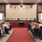 Sekdako Payakumbuh, Rida Ananda memimpin rapat koordinasi pengelolaan sampah bersama seluruh kepala sekolah dari TK hingga SMA di Aula Ngalau, Rabu (18/6/2025). (Foto: Pemko Payakumbuh)