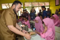 Wali Kota Padang Fadly Amran saat meninjau program MBG di SMPN 8 Padang, beberapa waktu lalu. (Foto: Prokopim Padang)