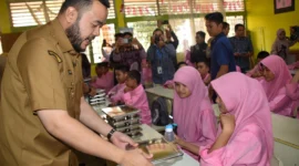 Wali Kota Padang Fadly Amran saat meninjau program MBG di SMPN 8 Padang, beberapa waktu lalu. (Foto: Prokopim Padang)