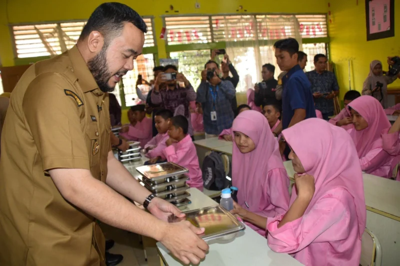 Wali Kota Padang Fadly Amran saat meninjau program MBG di SMPN 8 Padang, beberapa waktu lalu. (Foto: Prokopim Padang)