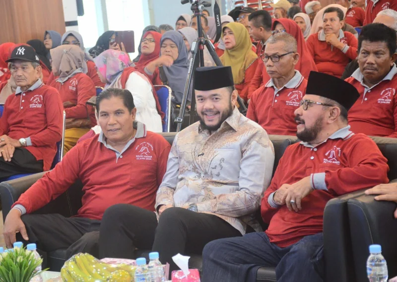 Wali Kota Padang Fadly Amran menghadiri Reuni akbar lintas angkatan SMOA, SGO, dan SGO Bapor tahun 2025 di Bagindo Aziz Chan Youth Center, Minggu (22/6/2025). (Foto: Prokopim Padang)