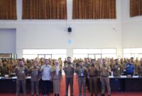 Wali Kota Padang, Fadly Amran, menggelar audiensi bersama para pelaku pengadaan dan pengelola keuangan daerah di Pemko Padang, Selasa (3/6/2025). (Foto: Prokopim Padang)