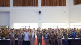 Wali Kota Padang, Fadly Amran, menggelar audiensi bersama para pelaku pengadaan dan pengelola keuangan daerah di Pemko Padang, Selasa (3/6/2025). (Foto: Prokopim Padang)