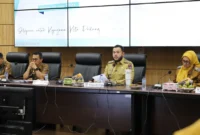 Wali Kota Padang Fadly Amran memberikan arahan dalam rapat bulanan jajaran Kepala OPD di ruang Abu Bakar Jaar, Balai Kota Padang, Senin (16/6/2025). (Foto: Prokopim Padang)