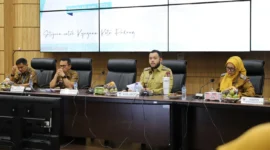 Wali Kota Padang Fadly Amran memberikan arahan dalam rapat bulanan jajaran Kepala OPD di ruang Abu Bakar Jaar, Balai Kota Padang, Senin (16/6/2025). (Foto: Prokopim Padang)
