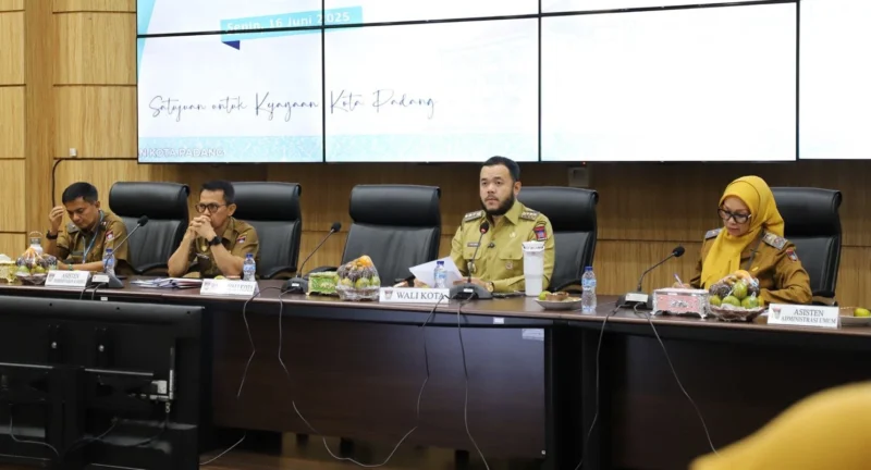 Wali Kota Padang Fadly Amran memberikan arahan dalam rapat bulanan jajaran Kepala OPD di ruang Abu Bakar Jaar, Balai Kota Padang, Senin (16/6/2025). (Foto: Prokopim Padang)