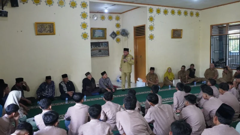 Wakil Wali Kota Padang, Maigus Nasir membuka kegiatan pembelajaran metode Tamyiz bagi anak-anak panti asuhan di Panti Asuhan Al Hidayah, Kelurahan Kalumbuk, Kecamatan Kuranji, Senin (23/6/2025). (Foto: Prokopim Padang)