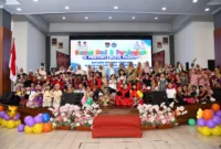 Ketua Pengurus Yayasan Pertiwi Kota Padang, Ny. dr. Dian Puspita Fadly Amran, Sp. JP dalam acara pentas seni dan perpisahan siswa-siswi TK Pertiwi 1 Kota Padang di Gedung Youth Center, Kamis (5/6/2025). (Foto: Prokopim Padang)