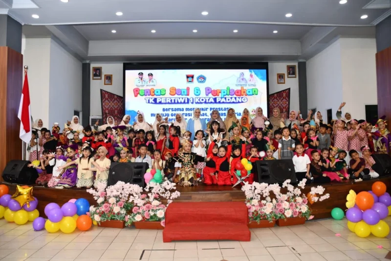 Ketua Pengurus Yayasan Pertiwi Kota Padang, Ny. dr. Dian Puspita Fadly Amran, Sp. JP dalam acara pentas seni dan perpisahan siswa-siswi TK Pertiwi 1 Kota Padang di Gedung Youth Center, Kamis (5/6/2025). (Foto: Prokopim Padang)