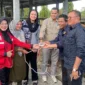 Bupati Dharmasraya Annisa Suci Ramadhani memimpin penyerahan hewan kurban secara simbolis di Pasar Ternak Gunung Medan, Kamis (5/6/2025). (Foto: Tim ADC ASR)