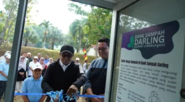 Bupati Tanah Datar Eka Putra meresmikan Bank Sampah Darling (Sadar Lingkungan) yang dikelola Dinas Perkim LH, Kamis (5/6/2025). (Foto: Prokopim Tanah Datar)