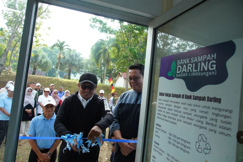 Bupati Tanah Datar Eka Putra meresmikan Bank Sampah Darling (Sadar Lingkungan) yang dikelola Dinas Perkim LH, Kamis (5/6/2025). (Foto: Prokopim Tanah Datar)