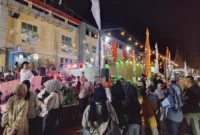 Pengunjung menikmati suasana malam minggu di Pasar Pusat Padang Panjang. (Foto: Kominfo Padang Panjang)