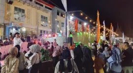 Pengunjung menikmati suasana malam minggu di Pasar Pusat Padang Panjang. (Foto: Kominfo Padang Panjang)