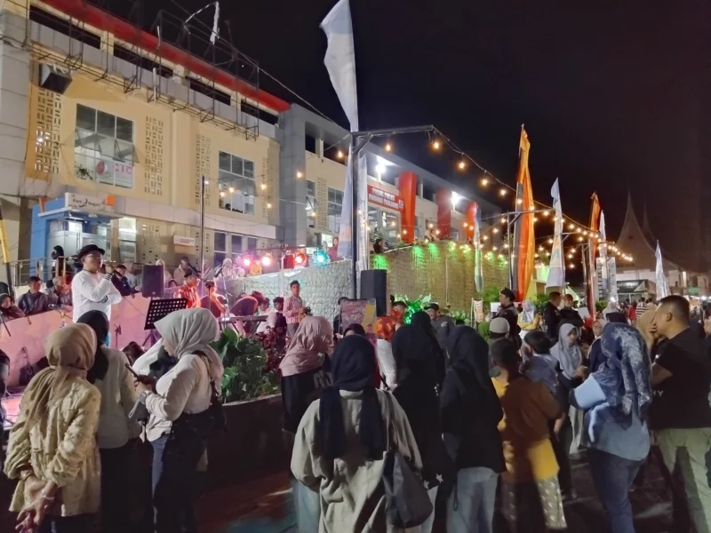 Pengunjung menikmati suasana malam minggu di Pasar Pusat Padang Panjang. (Foto: Kominfo Padang Panjang)
