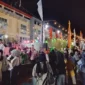Pengunjung menikmati suasana malam minggu di Pasar Pusat Padang Panjang. (Foto: Kominfo Padang Panjang)