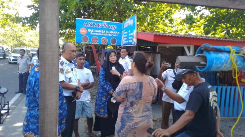 Pemko Padang memberhentikan juru parkir viral yang marah-marah di Pantai Padang demi kenyamanan dan keindahan kawasan wisata. (Foto: Diskominfo Padang)