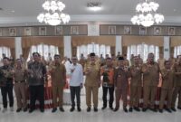 Wakil Wali Kota Padang Panjang, Allex Saputra menghadiri pertemuan strategis dengan Menteri P2MI/Kepala BP2MI, Abdul Karding di Auditorium Gubernur Sumbar, Selasa (3/6/2025). (Foto: Kominfo Padang Panjang)
