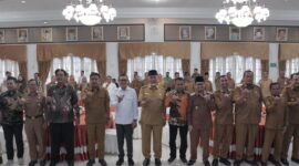 Wakil Wali Kota Padang Panjang, Allex Saputra menghadiri pertemuan strategis dengan Menteri P2MI/Kepala BP2MI, Abdul Karding di Auditorium Gubernur Sumbar, Selasa (3/6/2025). (Foto: Kominfo Padang Panjang)