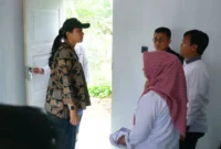 Bupati Dharmasraya, Annisa Suci Ramadhani meninjau Komplek Perumahan Ranah Tibarau di Nagari IV Koto Pulau Punjung pada Rabu (4/6/2025). (Foto: Diskominfo Dharmasraya)