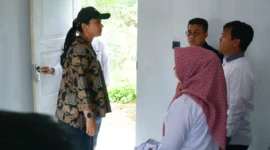 Bupati Dharmasraya, Annisa Suci Ramadhani meninjau Komplek Perumahan Ranah Tibarau di Nagari IV Koto Pulau Punjung pada Rabu (4/6/2025). (Foto: Diskominfo Dharmasraya)