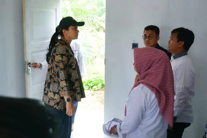 Bupati Dharmasraya, Annisa Suci Ramadhani meninjau Komplek Perumahan Ranah Tibarau di Nagari IV Koto Pulau Punjung pada Rabu (4/6/2025). (Foto: Diskominfo Dharmasraya)