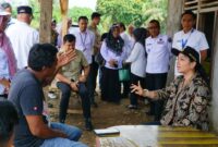 Bupati Dharmasraya, Annisa Suci Ramadhani meninjau pabrik stone crusher yang beroperasi di wilayah Kabupaten Dharmasraya, Rabu (4/6/2025). (Foto: Pemkab Dharmasraya)