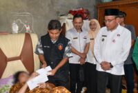 Wakil Wali Kota Padang Maigus Nasir mengunjungi kediaman seorang warga yang sakit di Jalan Kampung Baru Berok, Kelurahan Kurao Pagang, Kecamatan Nanggalo, Rabu (4/6/2025). (Foto: Prokopim Padang)