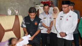 Wakil Wali Kota Padang Maigus Nasir mengunjungi kediaman seorang warga yang sakit di Jalan Kampung Baru Berok, Kelurahan Kurao Pagang, Kecamatan Nanggalo, Rabu (4/6/2025). (Foto: Prokopim Padang)