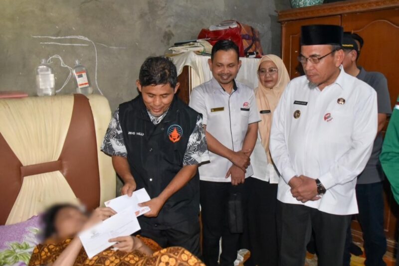 Wakil Wali Kota Padang Maigus Nasir mengunjungi kediaman seorang warga yang sakit di Jalan Kampung Baru Berok, Kelurahan Kurao Pagang, Kecamatan Nanggalo, Rabu (4/6/2025). (Foto: Prokopim Padang)