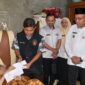 Wakil Wali Kota Padang Maigus Nasir mengunjungi kediaman seorang warga yang sakit di Jalan Kampung Baru Berok, Kelurahan Kurao Pagang, Kecamatan Nanggalo, Rabu (4/6/2025). (Foto: Prokopim Padang)