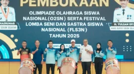 Wakil Bupati Solsel H. Yulian Efi membuka secara resmi ajang O2SN dan FLS3N 2025 tingkat SD dan SMP, Rabu (11/6/2025). (Foto: Prokopim Solsel)