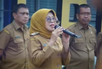 Wakil Bupati Dharmasraya Leli Arni saat menjadi pembina apel gabungan di lingkup perkantoran eks RSUD Sungai Dareh, Pulau Punjung, Selasa (10/6/2025). (Foto: Pemkab Dharmasraya)