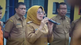 Wakil Bupati Dharmasraya Leli Arni saat menjadi pembina apel gabungan di lingkup perkantoran eks RSUD Sungai Dareh, Pulau Punjung, Selasa (10/6/2025). (Foto: Pemkab Dharmasraya)