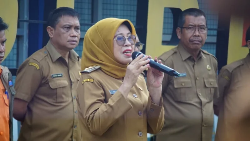 Wakil Bupati Dharmasraya Leli Arni saat menjadi pembina apel gabungan di lingkup perkantoran eks RSUD Sungai Dareh, Pulau Punjung, Selasa (10/6/2025). (Foto: Pemkab Dharmasraya)