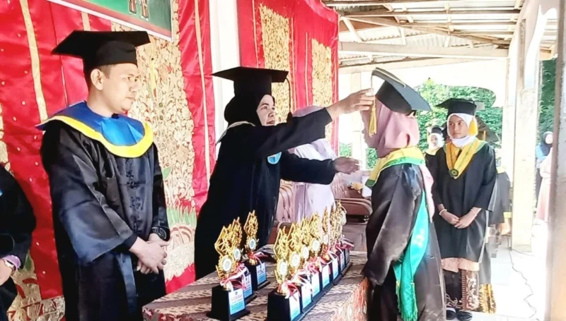 Sebanyak 156 Hafiz Qur’an di Kecamatan Pariaman Selatan resmi diwisuda di Mushala Durian, Desa Palak Aneh, Minggu (8/6/2025). (Foto: Diskominfo Pariaman)