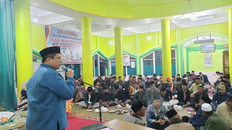 Wakil Bupati Tanah Datar, Ahmad Fadly menghadiri acara Salawat Dulang di Jorong Tabubaraie, Nagari Peninjauan, Kecamatan X Koto, pada Minggu (8/6/2025) malam. (Foto: Prokopim Tanah Datar) 