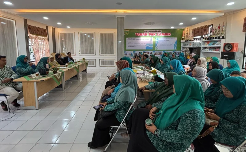 TP-PKK Kota Padang Panjang memberikan pembinaan intensif kepada TP-PKK Tanah Pak Lambik, Jumat (13/6/2025). (Foto: Kominfo Padang Panjang)
