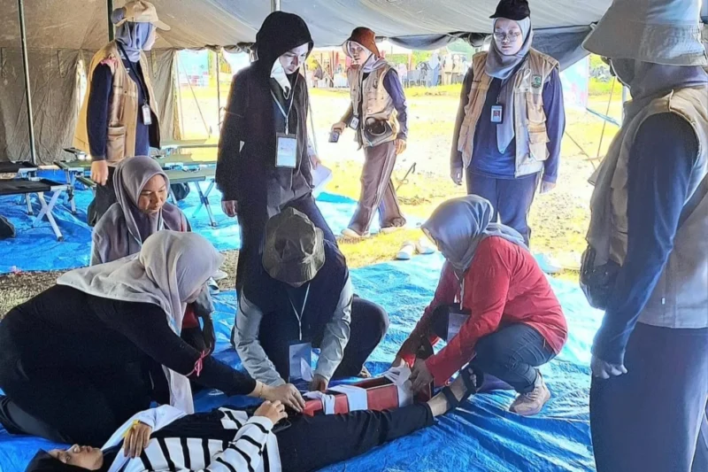 Suasana simulasi kebencanaan di Lapangan RT 03 RW 02 Kelurahan Batang Kabung Ganting, Kecamatan Koto Tangah, Minggu (8/6/2025). (Foto: Prokopim Padang)