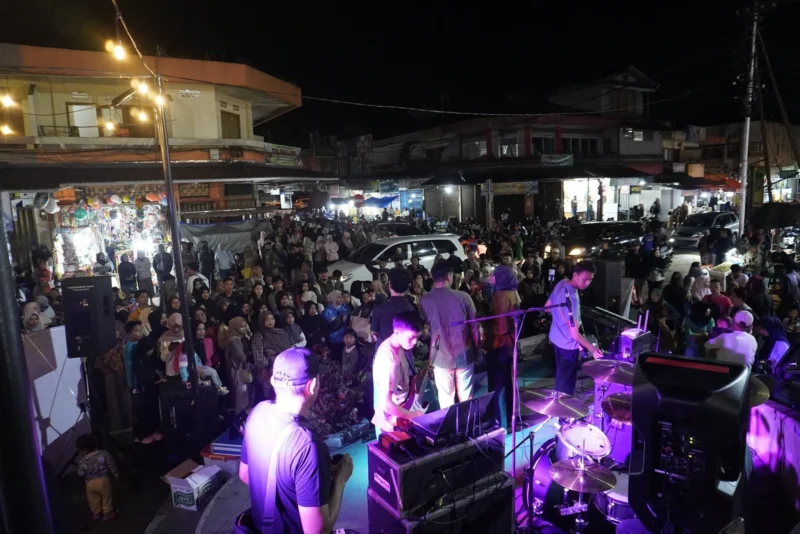 Lomba vlog dan fotografi meriahkan live music di Pasar Pusat Padang Panjang, Minggu (8/6/2025). (Foto: Kominfo Padang Panjang)