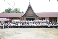 Kepala Dinas Pendidikan Dharmasraya, Bobby P. Riza bersama jajaran. (Foto: Pemkab Dharmasraya)
