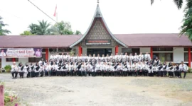 Kepala Dinas Pendidikan Dharmasraya, Bobby P. Riza bersama jajaran. (Foto: Pemkab Dharmasraya)