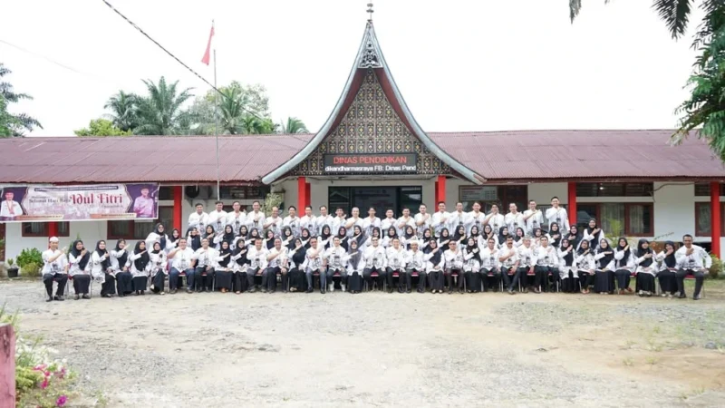 Kepala Dinas Pendidikan Dharmasraya, Bobby P. Riza bersama jajaran. (Foto: Pemkab Dharmasraya)