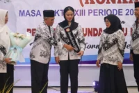 Bupati Dharmasraya Annisa Suci Ramadhani dianugerahi gelar Bunda Guru oleh PGRI Sumbar. (Foto: Pemkab Dharmasraya)